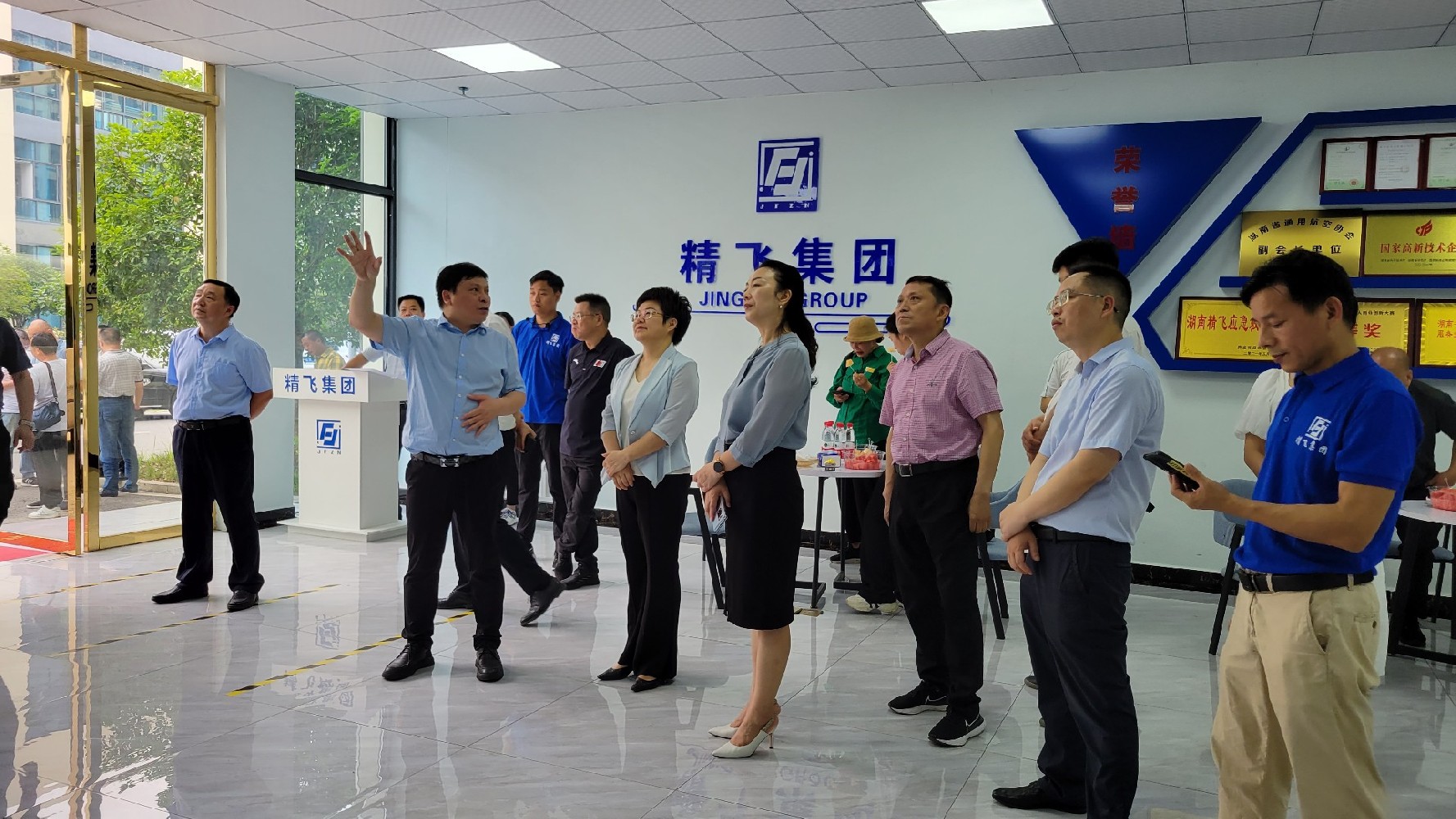 婁底市委常委、副市長謝學(xué)龍率隊(duì)蒞臨精飛集團(tuán)調(diào)研數(shù)字化轉(zhuǎn)型